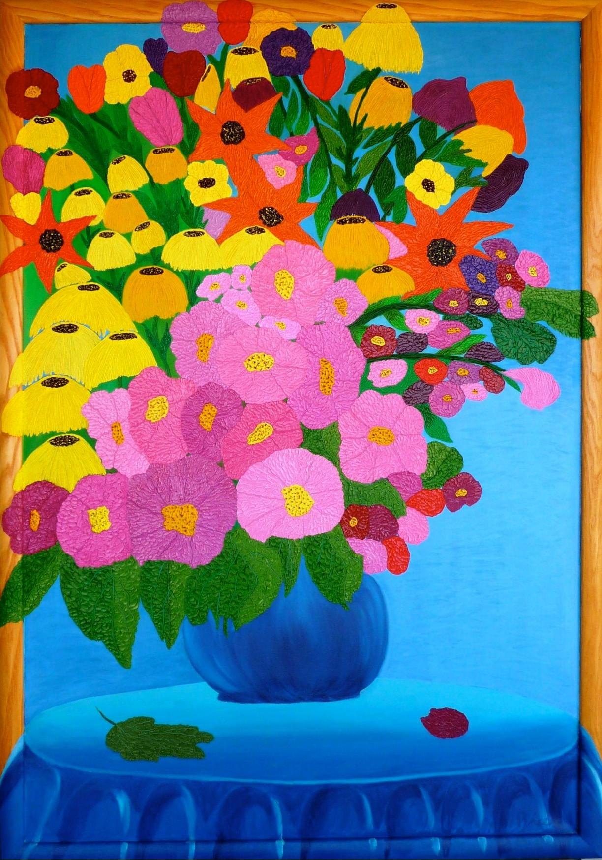 Großer, farbintensiver Blumenstrauß in blauer Vase vor blauem Hintergrund.
