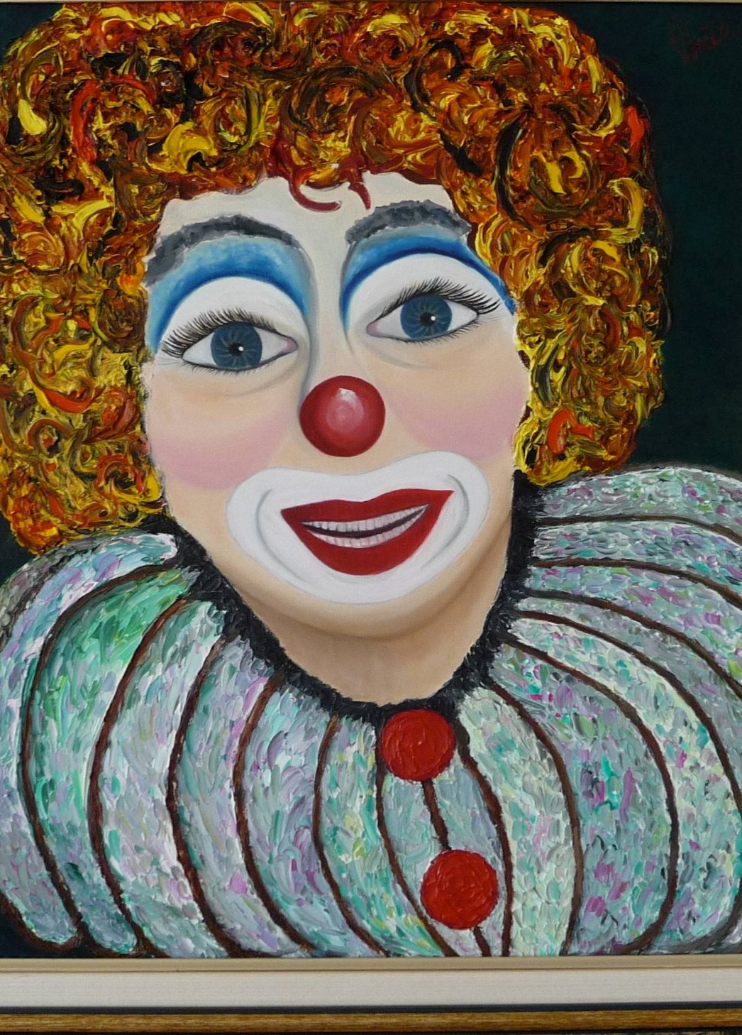 Porträt eines lachenden Clowns mit lockigem rotem Haar, blauem Lidschatten und buntem Kragen.