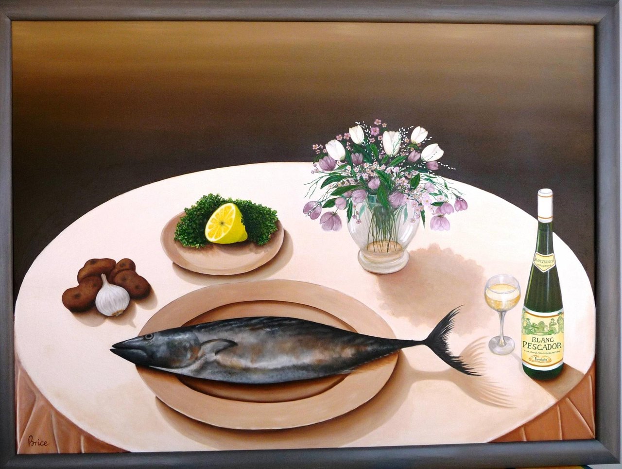 Fotorealistisches Stilleben mit Fisch, Blumenstrauß und Weinflasche auf einem gedeckten Tisch.
