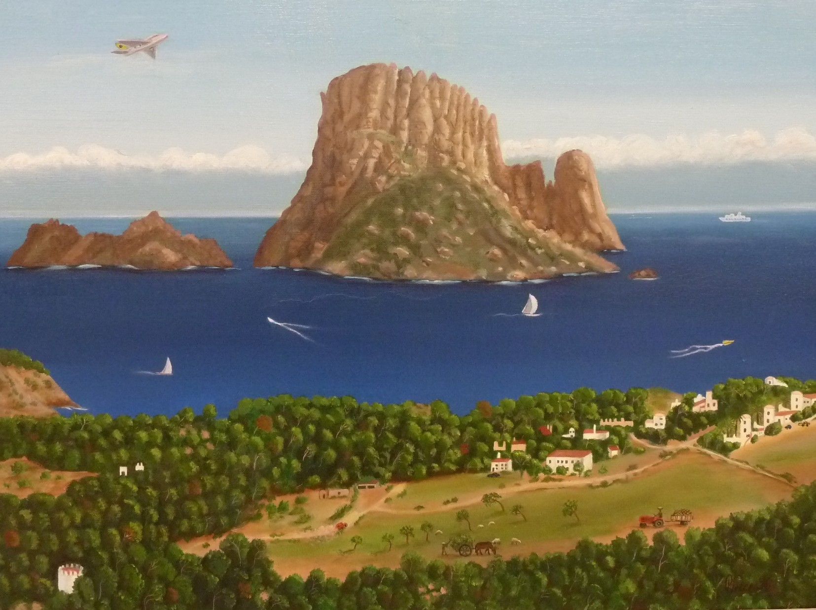 Panoramablick über Felder und Meer auf den Felsen Es Vedrà bei Ibiza.