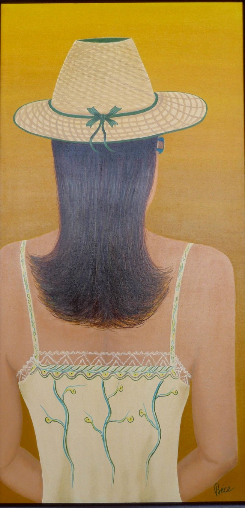 Rückenansicht einer Frau mit langem Haar, Strohhut und Sommerkleid vor gelbem Hintergrund.