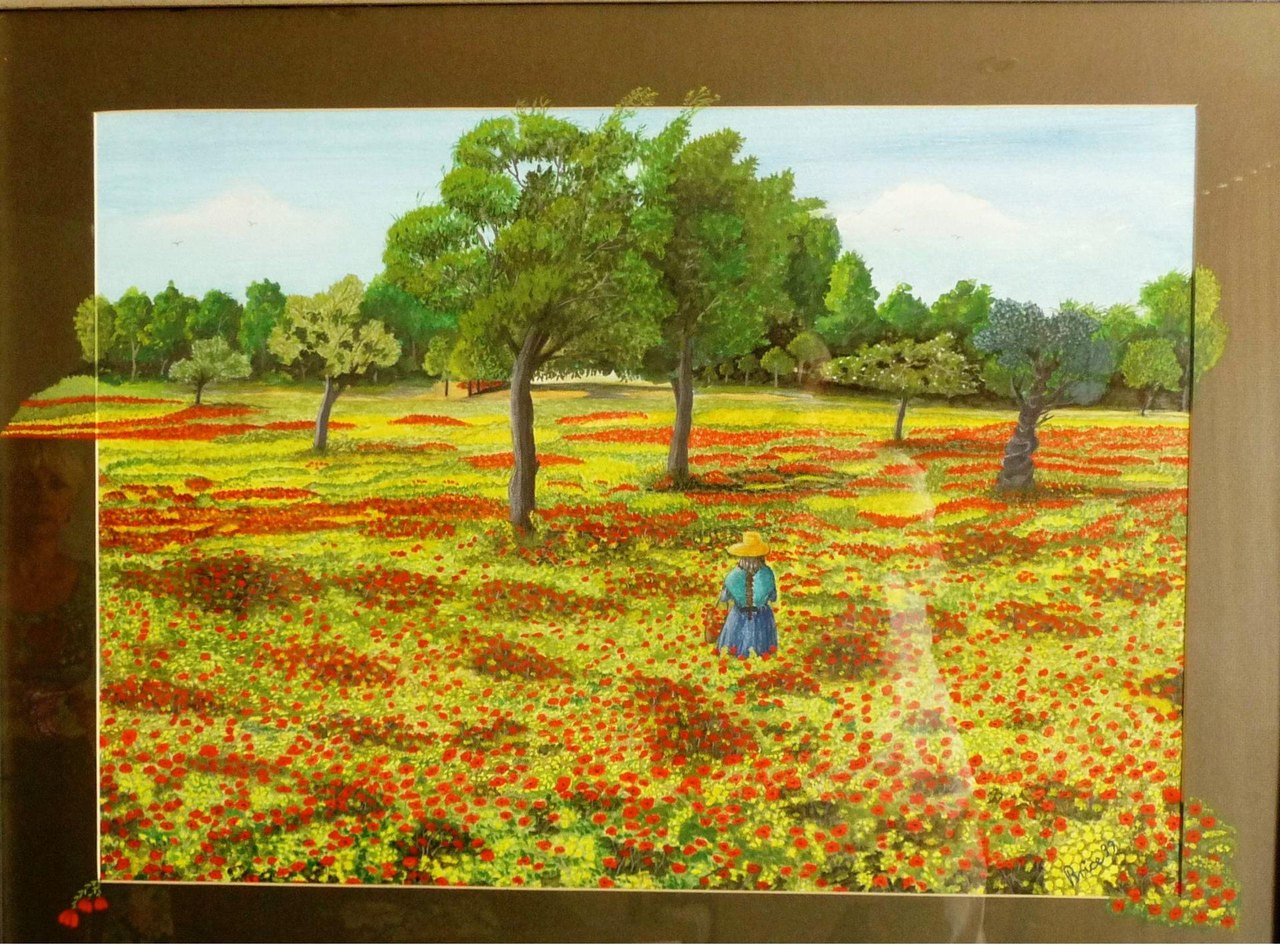 Weite Wiese mit rotem Mohn, gelben Blüten, Bäumen und einer kleinen Figur mit Strohhut.