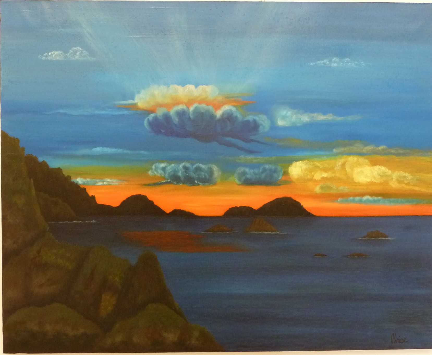 Felsküste mit Inseln im Meer unter einem dramatischen Wolkenhimmel im Abendrot.