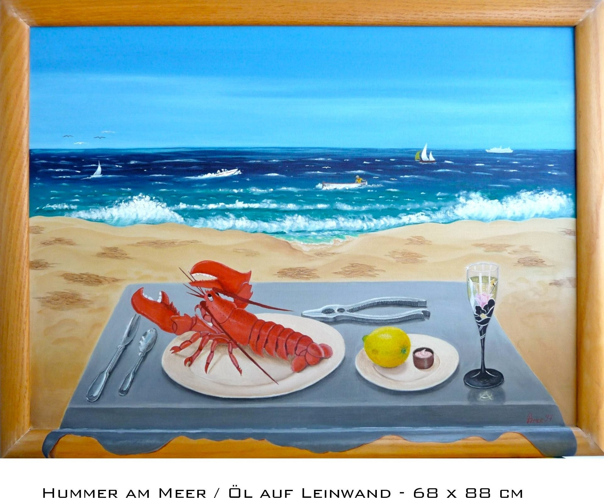 Fotorealistisches Stilleben mit rotem Hummer, Zitrone und Sektglas auf einem Tisch am Strand.