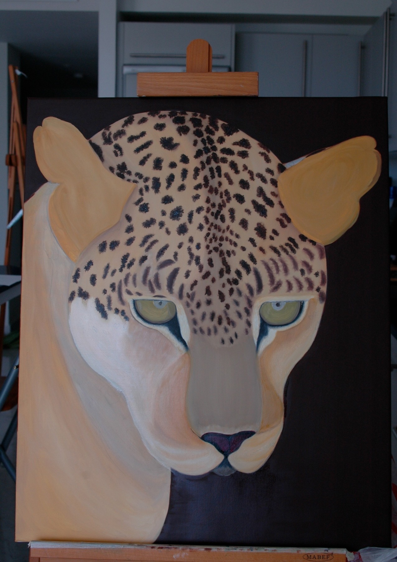 Ein Leoparden-Gemälde von Bricia Lorenz auf der Staffelei in ihrem Atelier