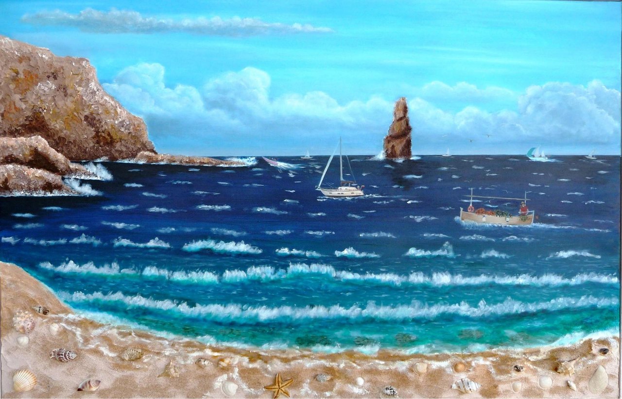 Küstenbild der Bucht Benirás auf Ibiza mit Felsnadel, Segelboot und Strand mit Muscheln.
