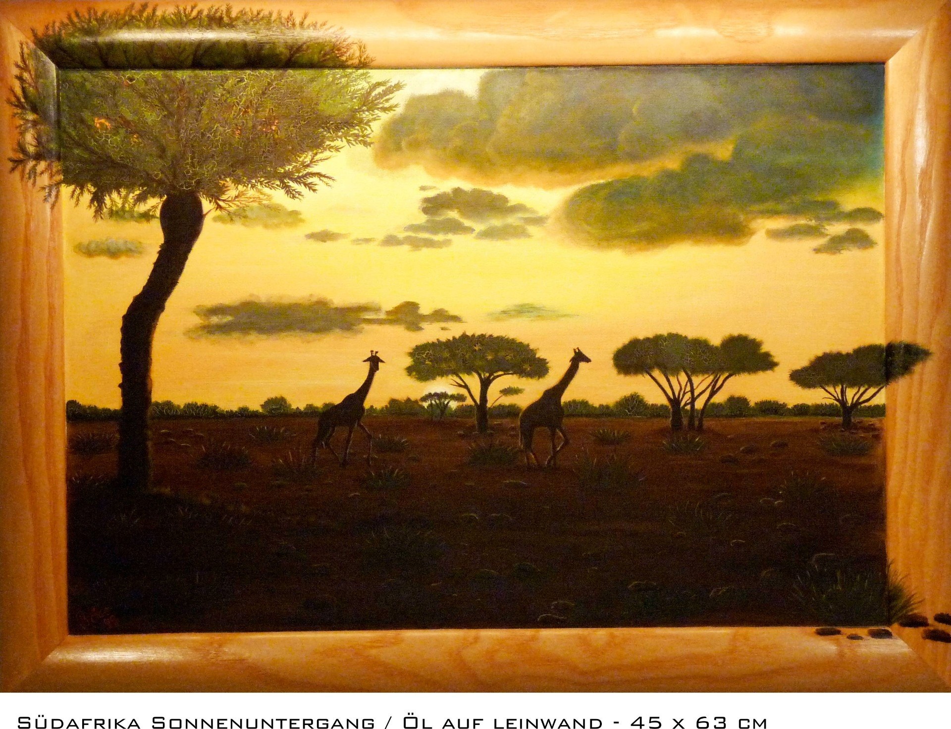 Afrikanische Savanne im Sonnenuntergang mit Giraffen und Akazien als Silhouetten.
