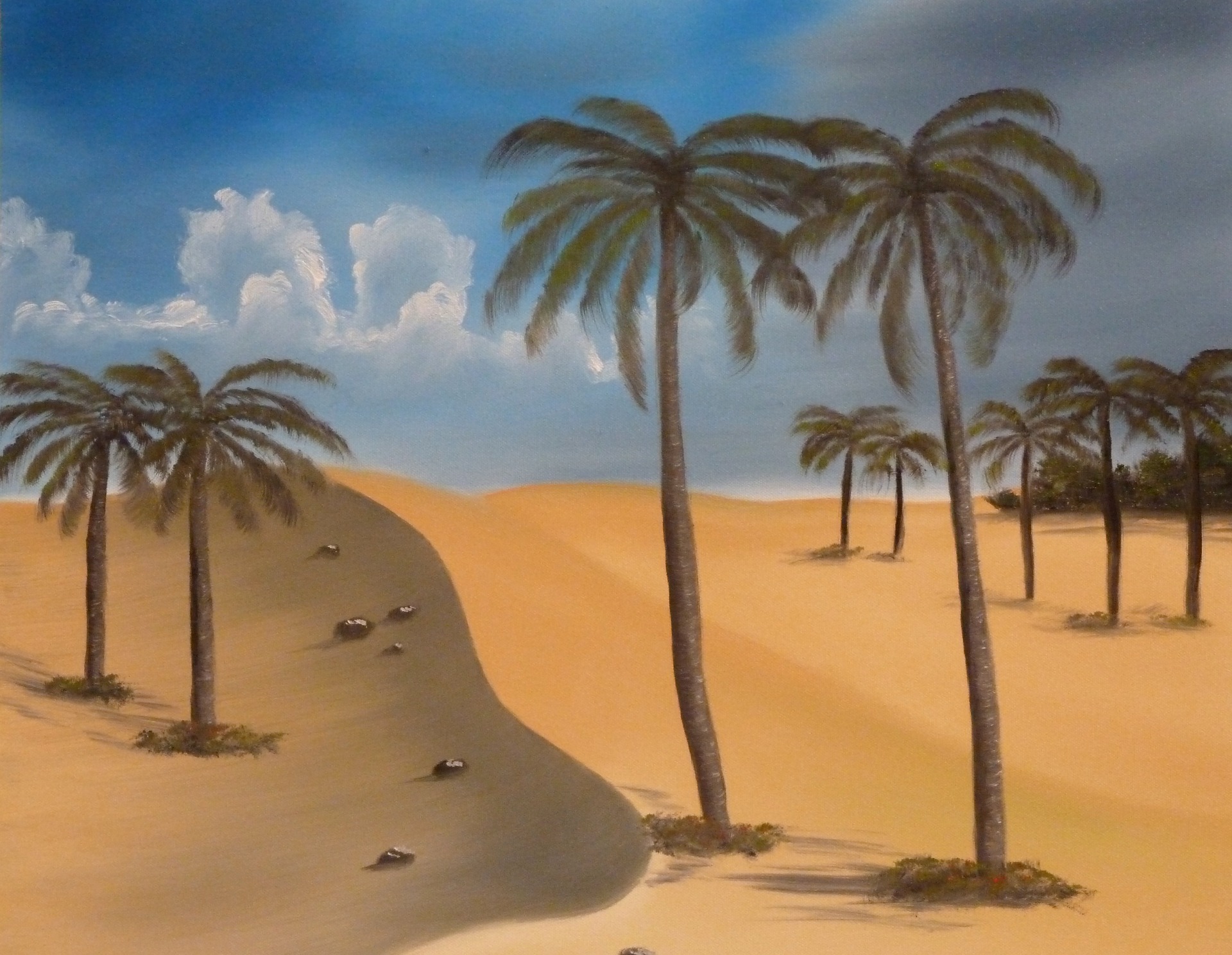 Palmen auf hellen Sanddünen unter blauem Himmel mit weißen Wolken.