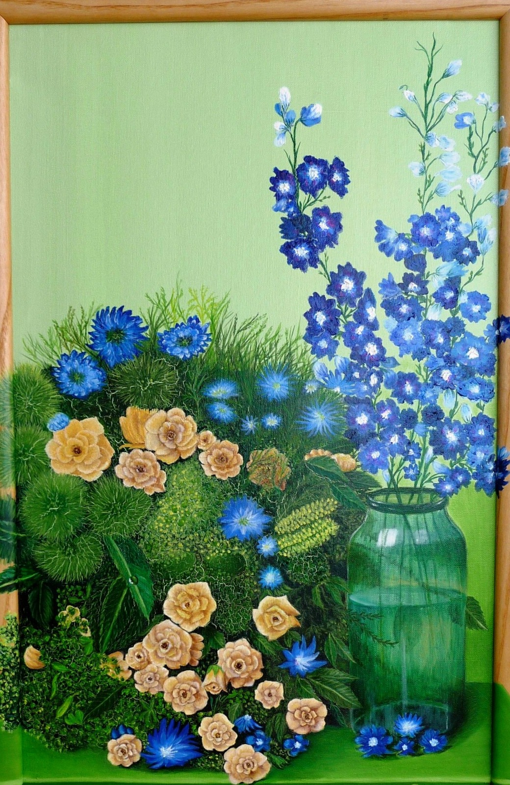 Blumen-Stilleben mit blauem Rittersporn, Kornblumen und cremefarbenen Rosen neben einer grünen Vase.