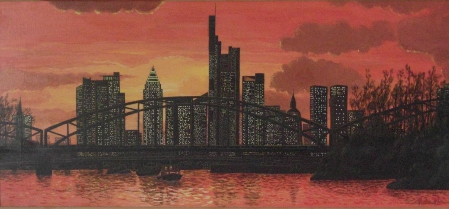 Frankfurter Skyline mit Hochhäusern und Brücke über den Main im glühenden Abendrot.