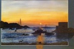 Aquarell der Bucht Cala Vadella auf Ibiza mit Booten und glühendem Sonnenuntergang über dem Meer.